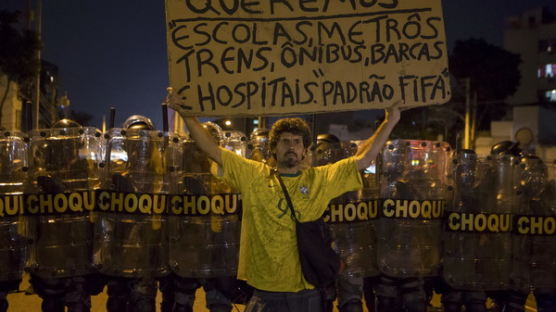 [사진] 2014 브라질 월드컵 개막에도 아랑곳 않는 시위대