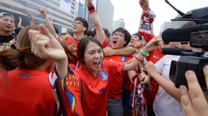 [사진] 이근호 월드컵 첫 골에 열광하는 시민들