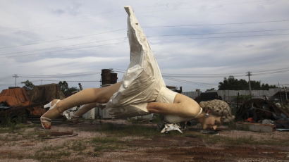 [사진] 중국 고물상에 버려진 마릴린 먼로 동상