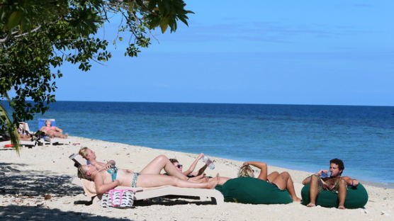 [사진] '푸른 바다, 그림 같아' 피지에서 쉬는 관광객들