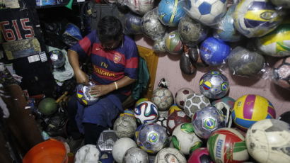 [사진] 페루의 중고 축구공 수리·판매점