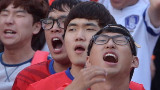 [사진] 대표팀 움직임에 울고 웃는 시민들