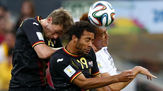 [사진] 치열하게 공 다투는 한국과 벨기에 선수들