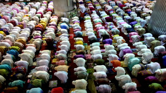 [사진] 라마단 29일 시작 … 타라위 참가한 인도네시아 무슬림들