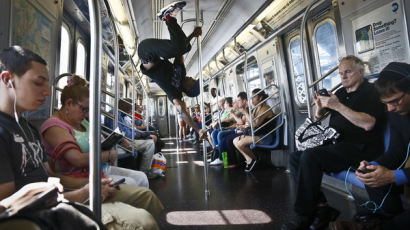 [사진] 뉴욕 지하철에서 곡예 공연을…