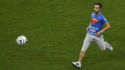 [사진] 월드컵 경기장 난입 … '슈퍼맨 티에 적힌 문구는'