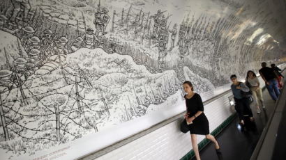 [사진] 파리 지하철역에 등장한 대형 만화벽화