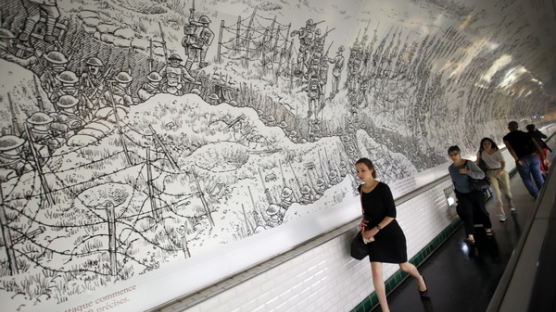 [사진] 파리 지하철역에 등장한 대형 만화벽화