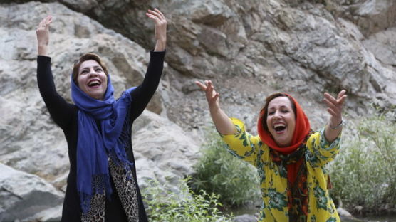 [사진] '웃음 요가' 수행하는 이란 사람들