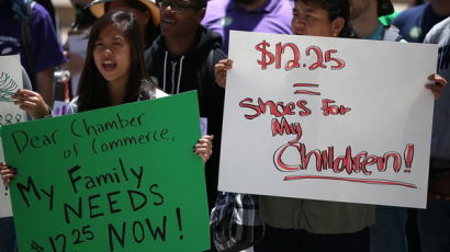 [사진] '최저임금 올려줘!' 미국 오클랜드 시위