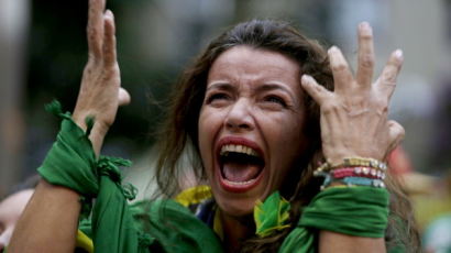 [사진] '믿을 수 없어 …' 월드컵 대패한 브라질 팬들 심정은
