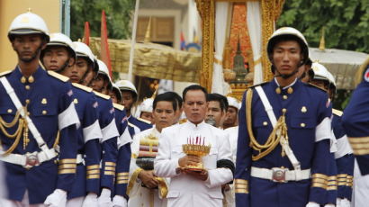 [사진] 시하누크 캄보디아 국왕 유해 옮기는 행렬 시작