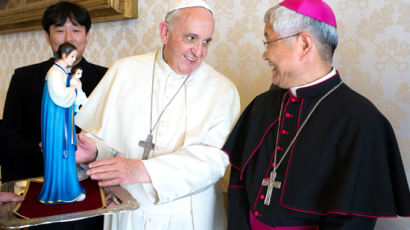 바티칸 식당 줄 서는 교황 … 다들 불편할까봐 벽 보고 식사