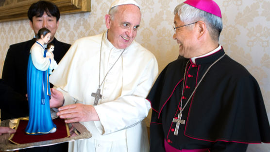 바티칸 식당 줄 서는 교황 … 다들 불편할까봐 벽 보고 식사