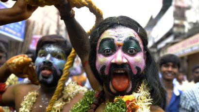 [사진] 붉은 혀 내민 힌두신 ‘칼리’처럼…