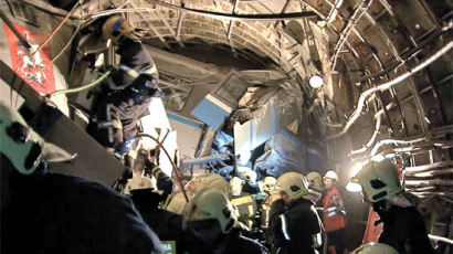 [사진] 러시아 지하철 탈선 … 최소 20명 사망 150명 부상