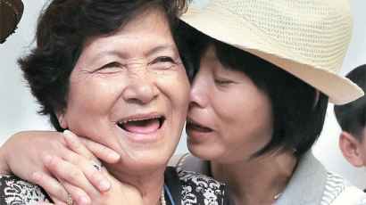 8년 만에 얼싸안은 베트남 모녀 "고마워요, 한국"