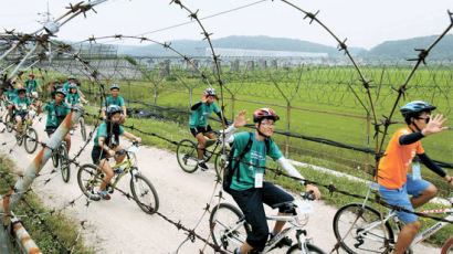 [사진] DMZ 철책 달리는 자전거
