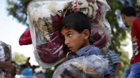 [사진] 이스라엘 공습에 피난 온 아이들