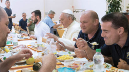 [사진] 교황, 바티칸 구내 식당서 깜짝 식사 