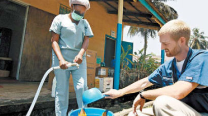[사진] 에볼라 퇴치활동 의사 감염 