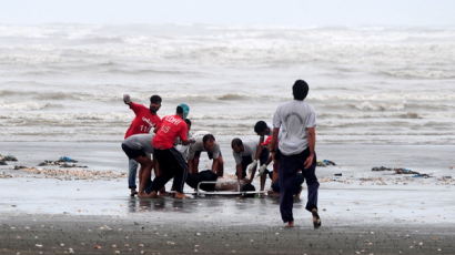 [사진] 파키스탄 카라치 해변에서 놀던 시민 30여 명 익사체로 발견