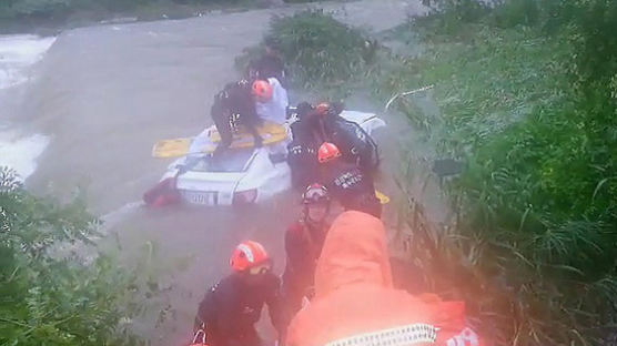 계곡물에 휩쓸린 청도 승용차…7명 사망