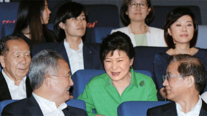 [사진] '명량' 보러 간 박 대통령 