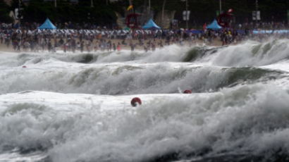 [사진] 태풍 할룽 영향으로 해운대 수영 금지 이틀째