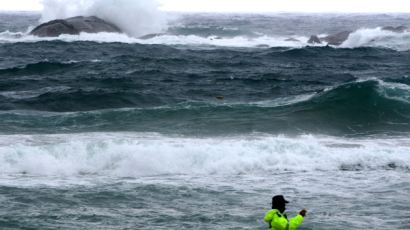 태풍 2개 협공에 위력 잃은 북태평양 고기압