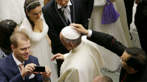 교황, 수녀들에게 "고약한 노처녀 되지 마라" 농담