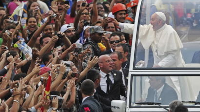 [사진으로 궁금증 해결] 프란치스코 교황이 존경받는 이유