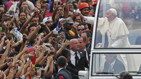[사진으로 궁금증 해결] 프란치스코 교황이 존경받는 이유