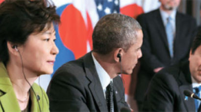 웃는 아베, 굳은 박 대통령 … "이 장면에 속 좁은 한국 됐다"