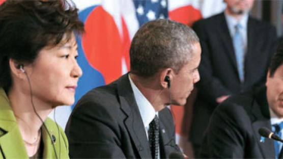 웃는 아베, 굳은 박 대통령 … "이 장면에 속 좁은 한국 됐다"