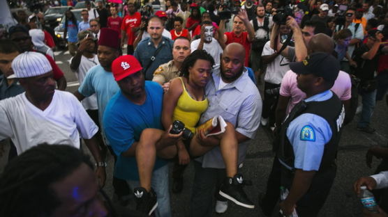 [사진] 美 경찰 흑인 청년 총격 … 이어지는 시위