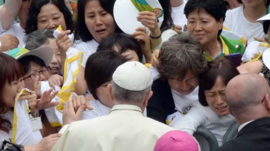  “파파(Papaㆍ교황님)…”세월호 유가족 교황만나 나무십자가 선물