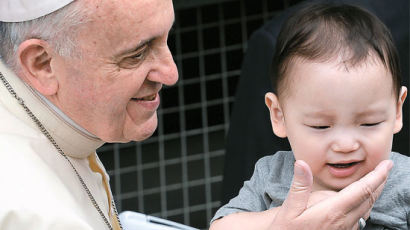 아이 좋아하는 교황, 퍼레이드 중 열 번 멈춰 축복