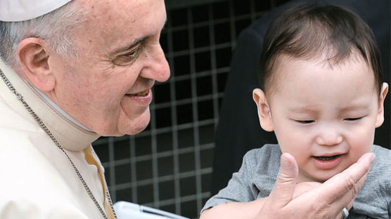 아이 좋아하는 교황, 퍼레이드 중 열 번 멈춰 축복