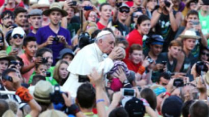 [J Report] 스마트폰 세례 받는 교황도 … 스마트폰 끄잡니다