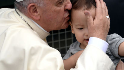 교황, 한국 떠나며 마지막 메시지… "한반도의 평화와 행복 위해 기도"