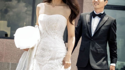 탕웨이·김태용 감독, 웨딩사진 공개 “정식으로 결혼식 올렸다”