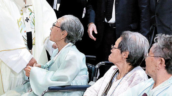 [사진] 위안부 피해 할머니 7명 모두 손 잡아준 교황 