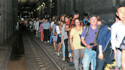 [사진] 800여 명이 지하철 구간 걸어서 대피
