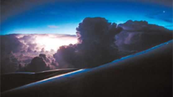 [사진기자 김성룡의 사각사각] 비행기에서 창가에 앉아야 하는 이유