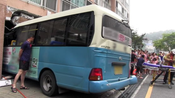 부산 사하구 아파트로 버스 돌진…승객 12명 부상