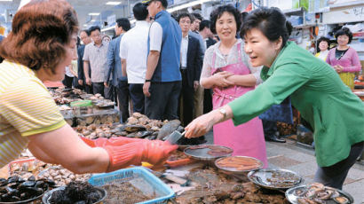 [사진] 박 대통령, 자갈치시장 방문