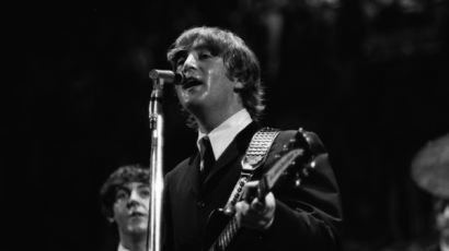 [사진] 1964년 공연하는 존 레논과 폴 매카트니