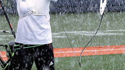 [사진] 야구장서 폭우 뚫는 양궁