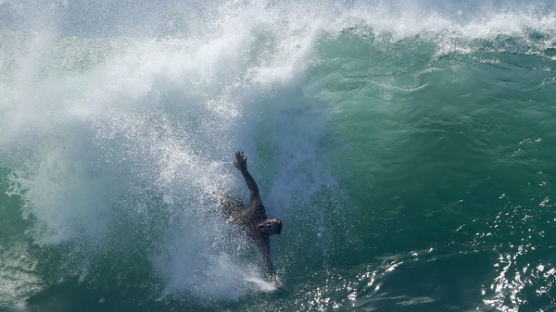 [사진] '목숨 걸고 서핑?' 